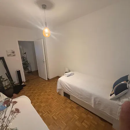 Kami Quarto em Acomodações Particulares *